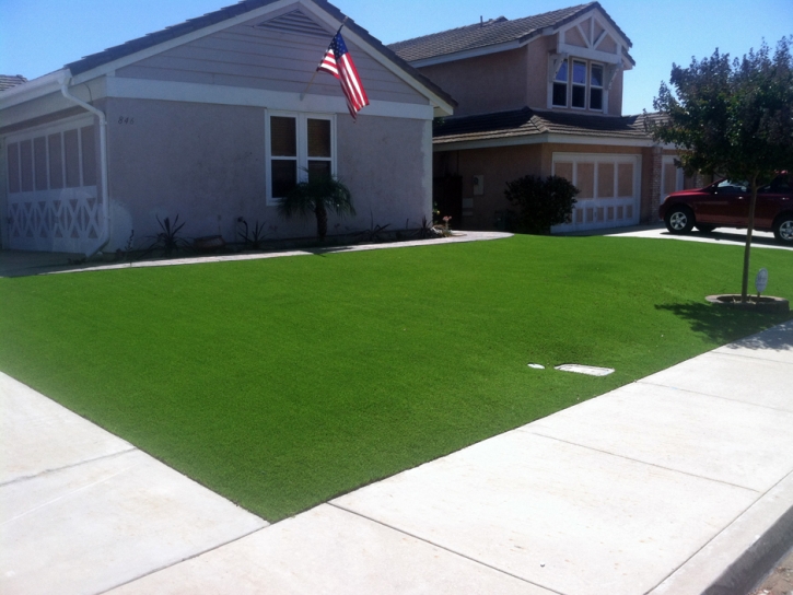 Green Lawn Ridgetop, Tennessee City Landscape, Front Yard